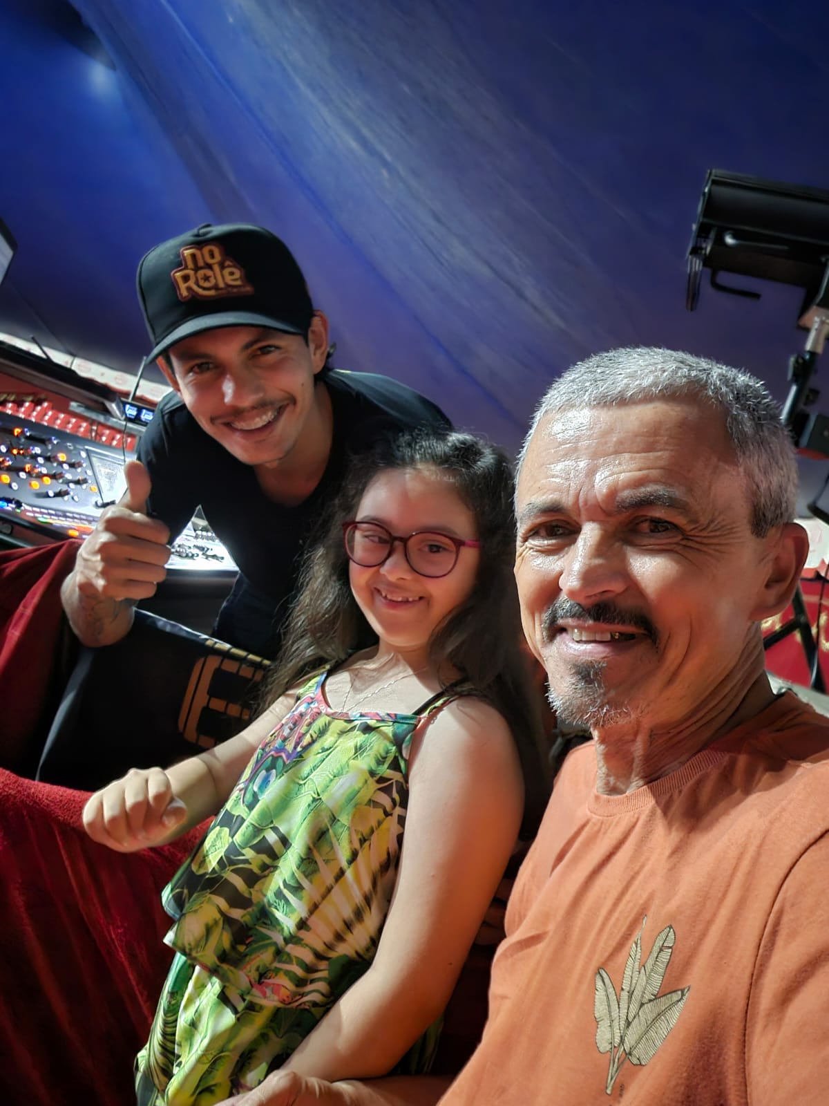 Higor � esquerda, ao lado da pequena Alice e de Junior Patente