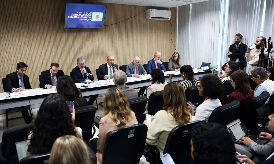 Governo anuncia apoio a empresas afetadas por tarifa dos EUA e prepara medidas de resposta