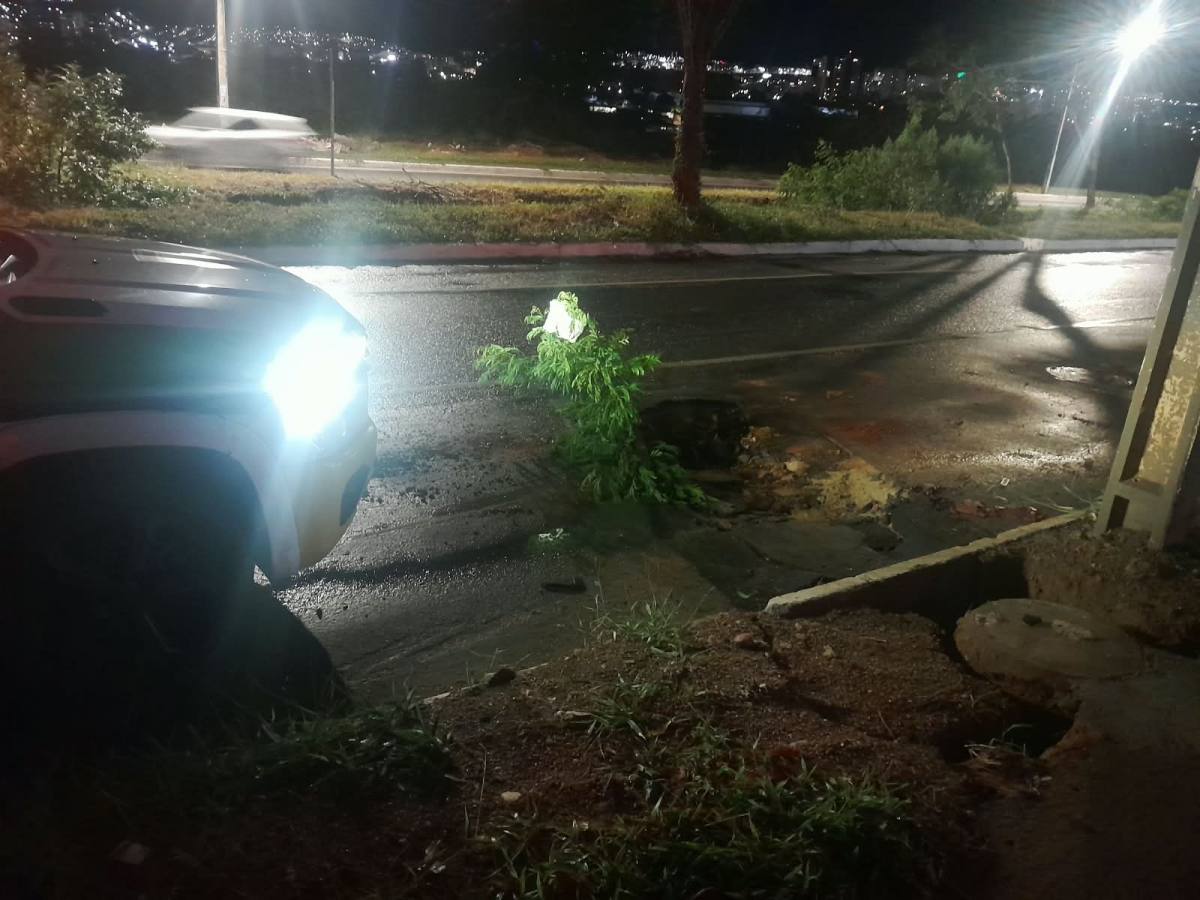 Chuva provoca deslizamento na zona rural e abre buracos em avenidas de Conquista