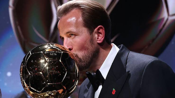 Harry Kane quebra jejum de 25 anos e conquista a Bola de Ouro 2026