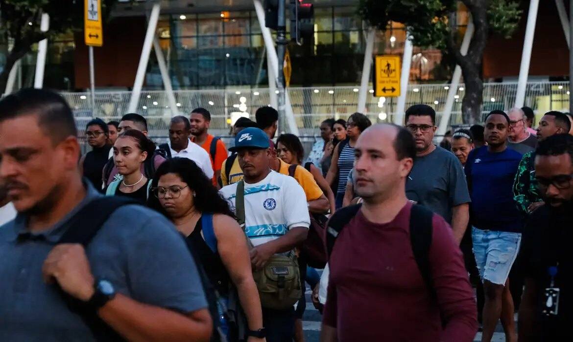 Taxa de desemprego atinge 6,1% no primeiro trimestre de 2026, aponta IBGE